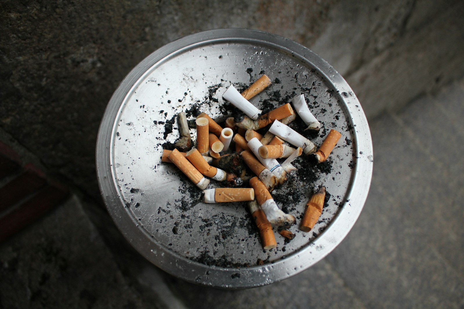 Cigarette écrasée dans un cendrier
