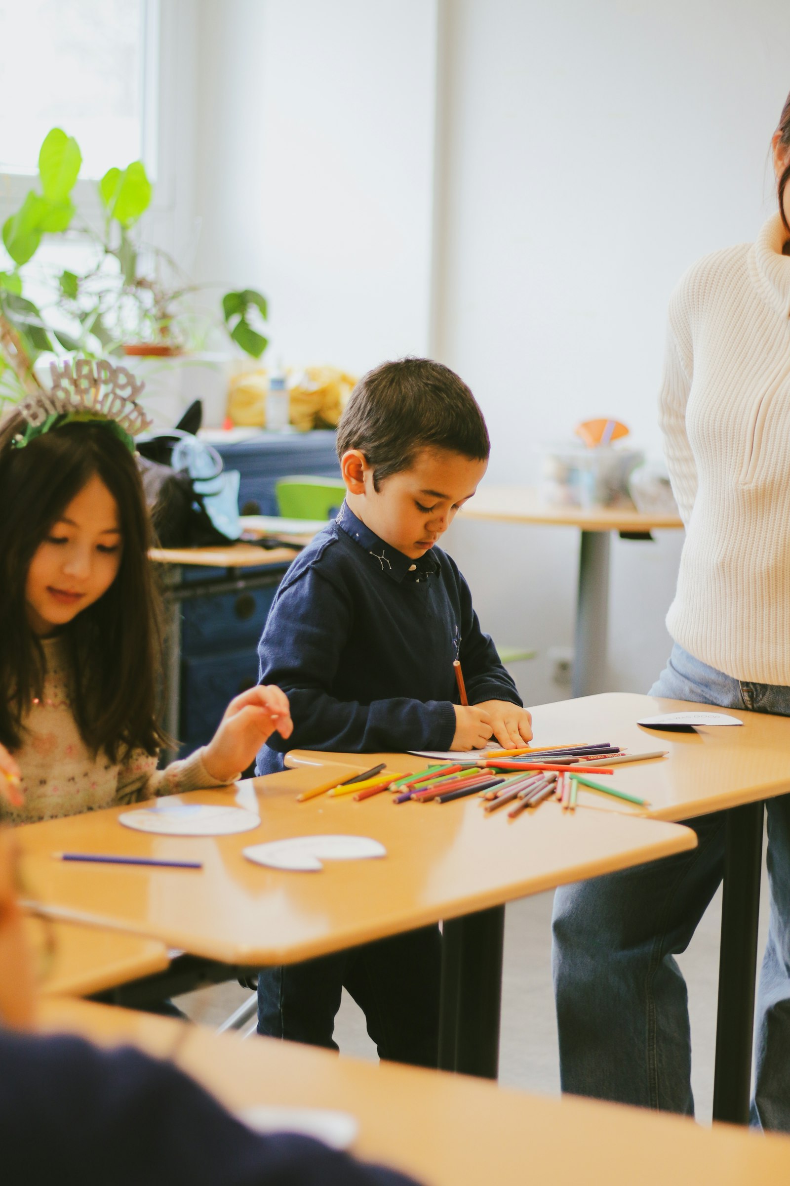 Groupe d'enfants réunis autour d'une table pour un atelier créatif