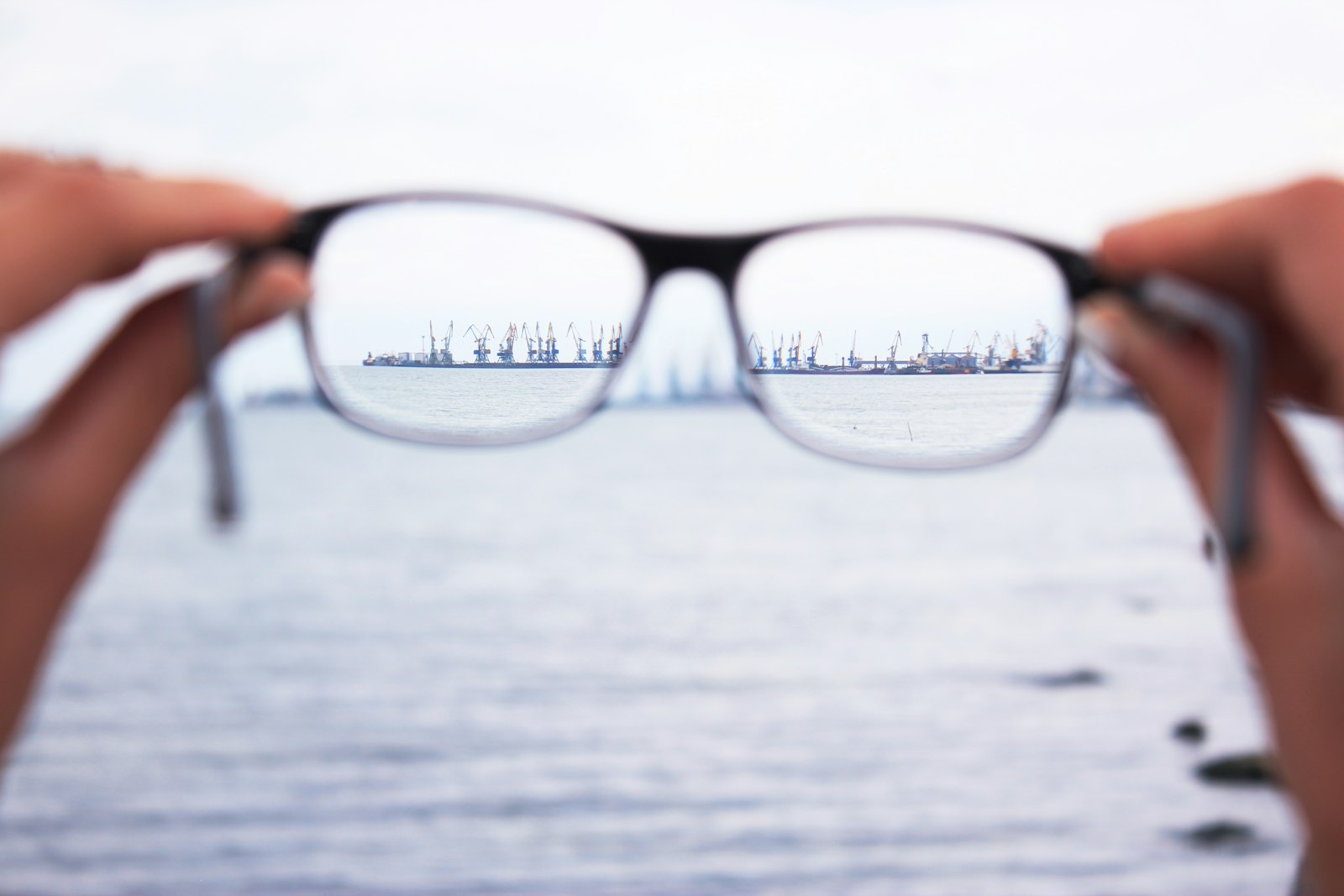 Personne tenant une paire de lunettes à la main