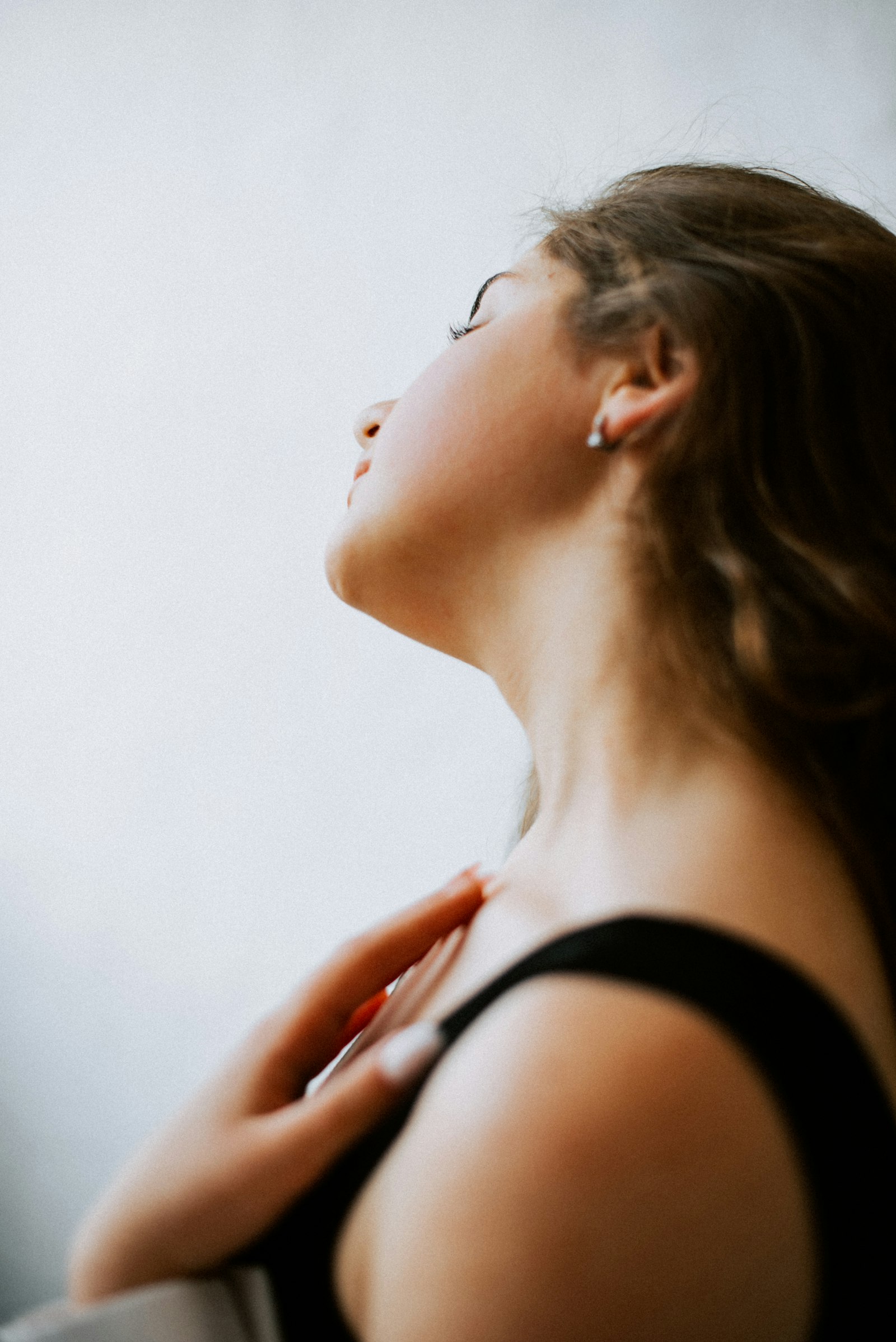Femme les yeux fermés, visage détendu dans une posture de respiration calme