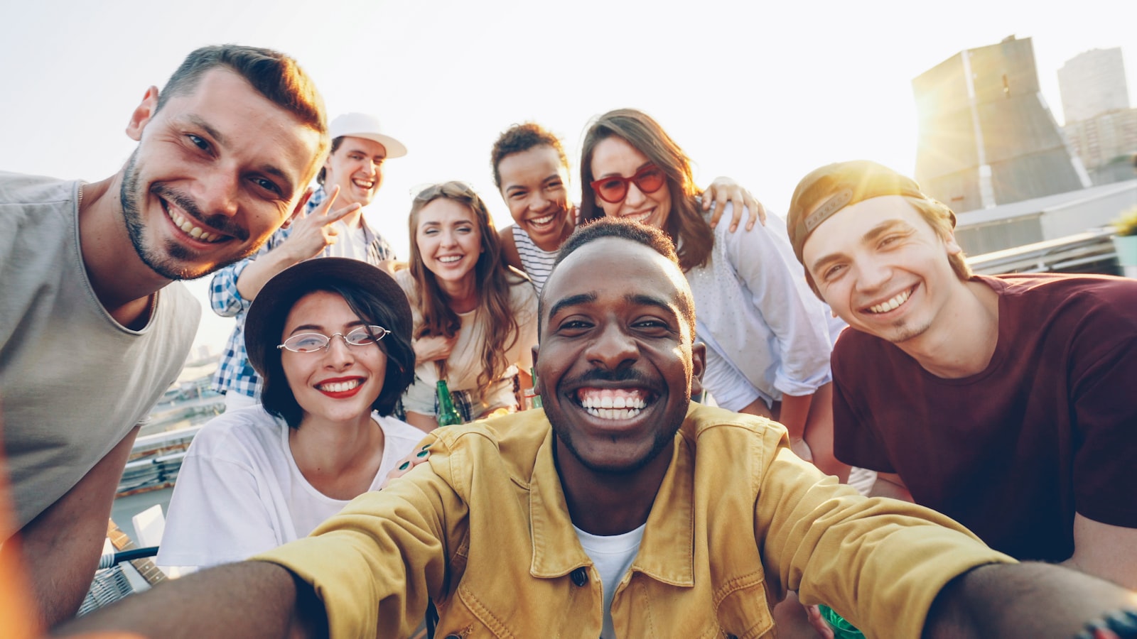 Groupe diversifié d'amis souriant ensemble à l'extérieur