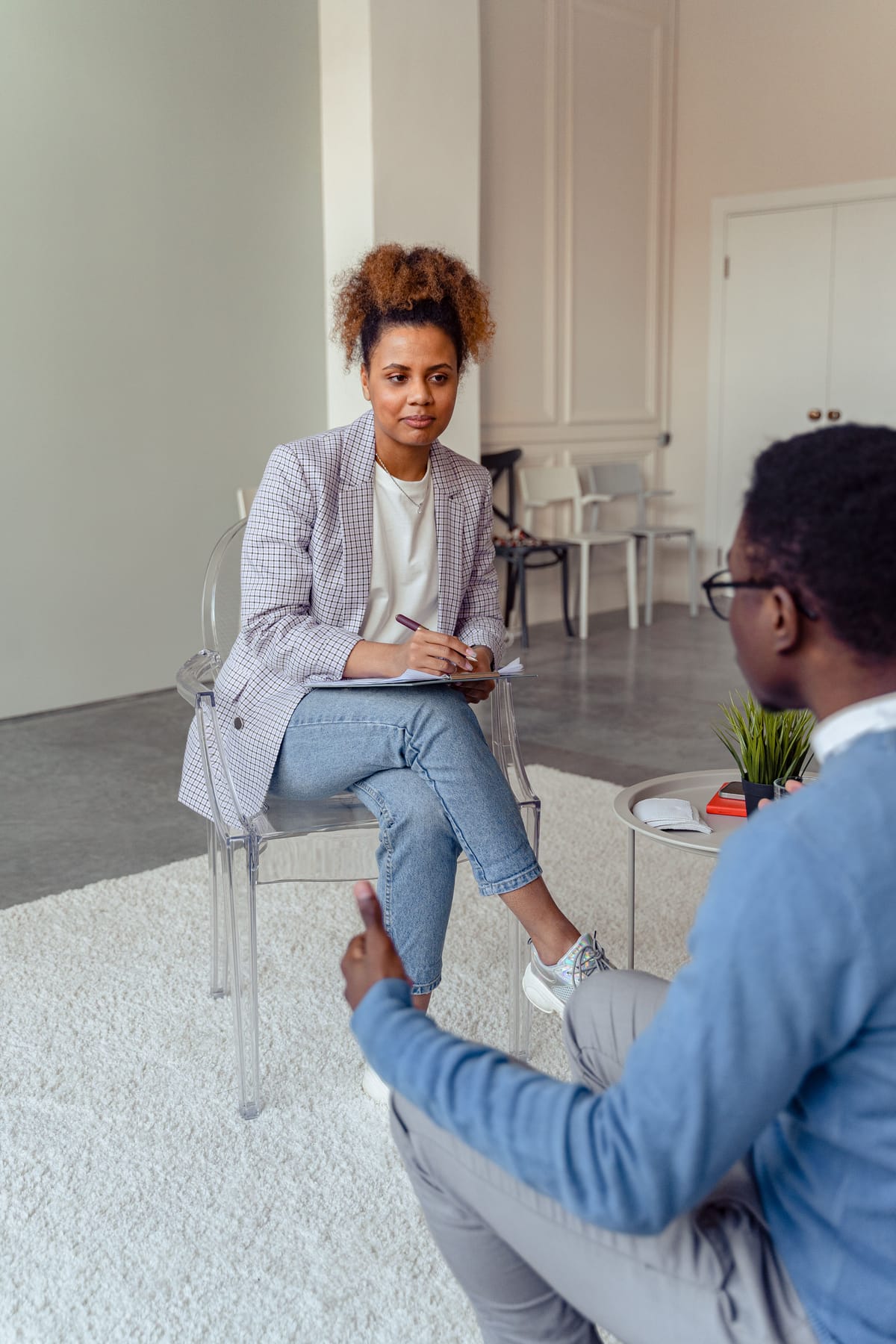 Une praticienne et une personne assise face à face lors d'une séance d'accompagnement