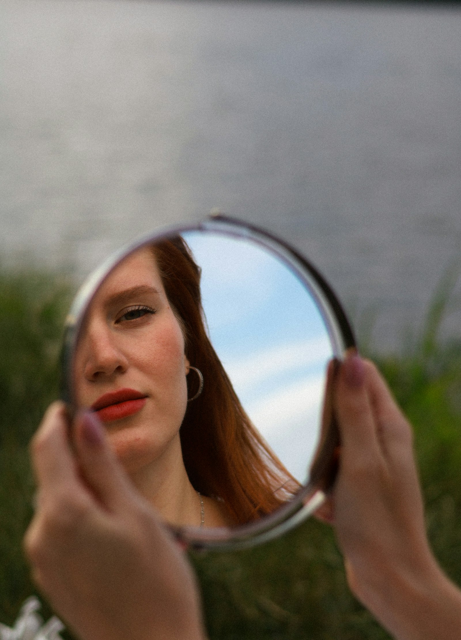 Femme regardant doucement son reflet dans un miroir