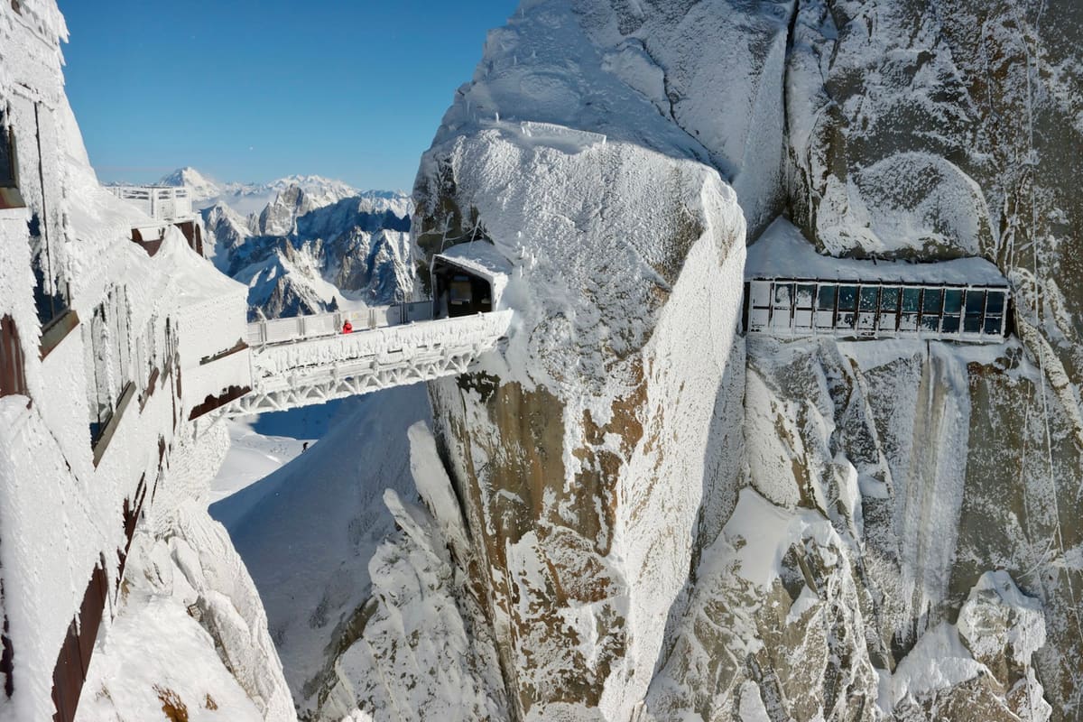 La passerelle vitrée du Pas dans le Vide, au sommet de l'Aiguille du Midi, à Chamonix