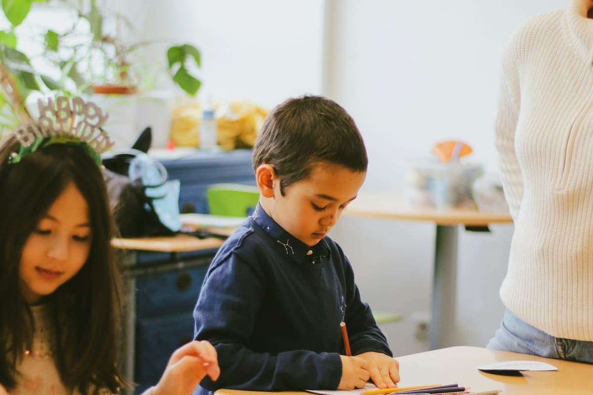 Atelier en école : des enfants dessinent avec des crayons de couleur