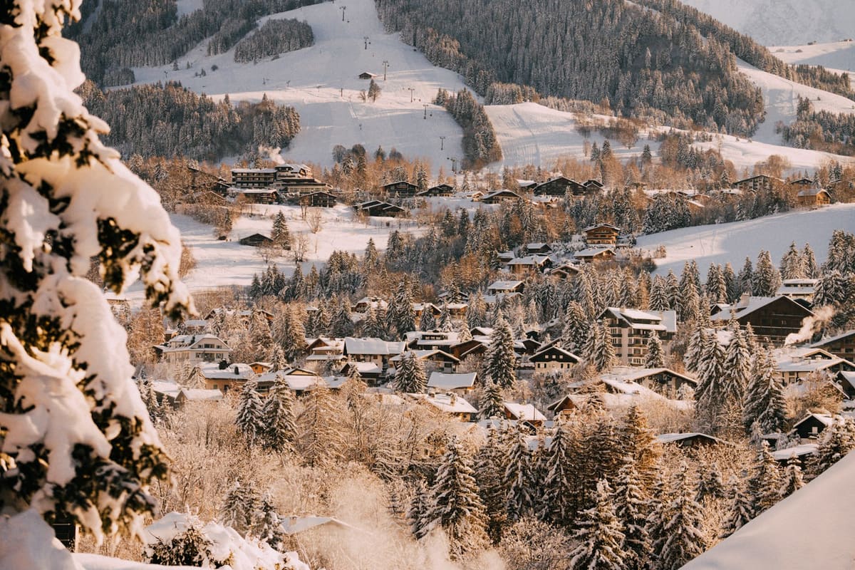 Le village de Megève enneigé, vu depuis les hauteurs