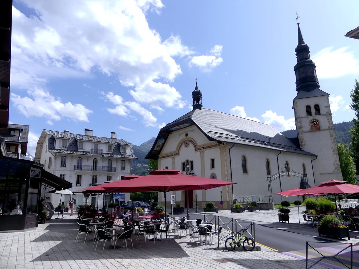 L'église Saint-Gervais-et-Saint-Protais et sa place, à Saint-Gervais-les-Bains